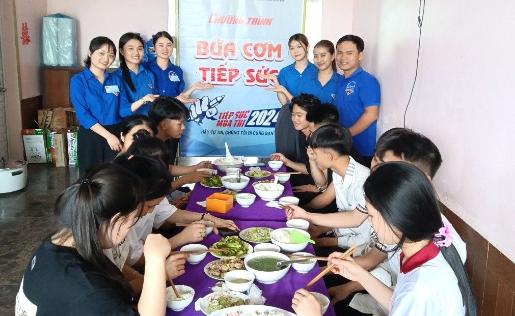Được biết, đây là bữa cơm tiếp sức của đoàn viên thanh niên huyện Anh Sơn (Nghệ An) cho các em học sinh có hoàn cảnh khó khăn, nhà xa địa điểm thi. Đón nhận những bữa cơm ấm áp, các em học sinh vui vẻ và gửi lời cảm ơn tới các anh chị đoàn viên thanh niên. Được biết, đây là bữa cơm tiếp sức của đoàn viên thanh niên huyện Anh Sơn (Nghệ An) cho các em học sinh có hoàn cảnh khó khăn, nhà xa địa điểm thi. Đón nhận những bữa cơm ấm áp, các em học sinh vui vẻ và gửi lời cảm ơn tới các anh chị đoàn viên thanh niên.