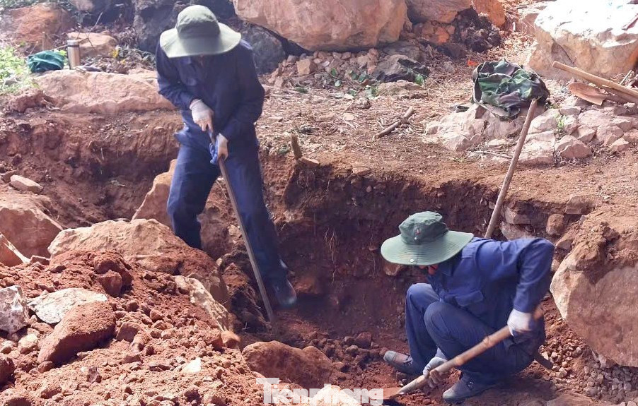 Nhiều nơi địa hình đất đá hiểm trở, các cán bộ chiến sĩ phải đào bới sâu từ 1-2m mới có thể quy tập thành công hài cốt liệt sĩ. Nhiều nơi địa hình đất đá hiểm trở, các cán bộ chiến sĩ phải đào bới sâu từ 1-2m mới có thể quy tập thành công hài cốt liệt sĩ.