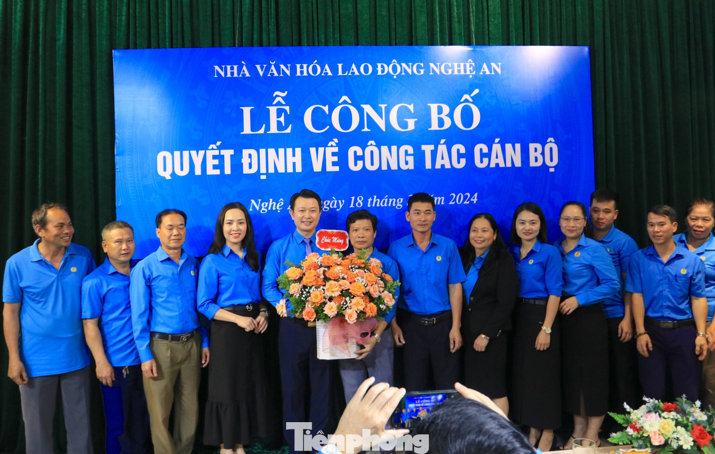 Các cơ quan đơn vị tặng hoa chúc mừng cho tân Giám đốc Nhà Văn hóa Lao động tỉnh Nghệ An.