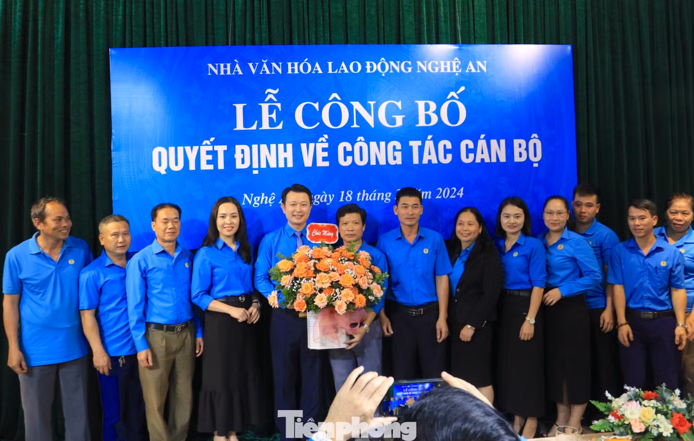 Các cơ quan đơn vị tặng hoa chúc mừng cho tân Giám đốc Nhà Văn hóa Lao động tỉnh Nghệ An. Các cơ quan đơn vị tặng hoa chúc mừng cho tân Giám đốc Nhà Văn hóa Lao động tỉnh Nghệ An.
