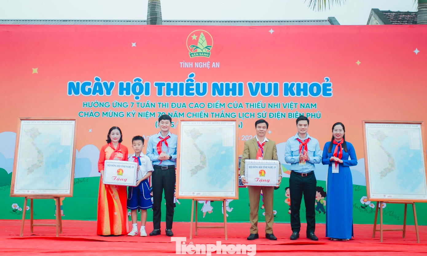 Trao tặng 30 bản đồ Tổ quốc và 1.100 khăn quàng đỏ cho Trường Tiểu học Thạch Thị. Trao tặng 30 bản đồ Tổ quốc và 1.100 khăn quàng đỏ cho Trường Tiểu học Thạch Thị.