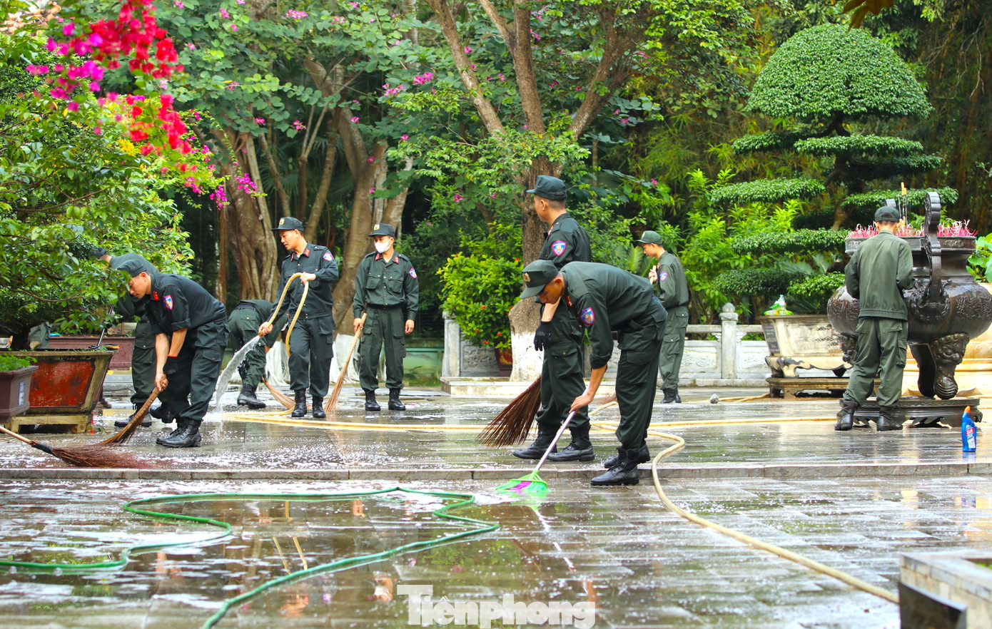 Sau khi được phân công nhiệm vụ cụ thể, các cán bộ chiến sỹ đã khẩn trương triển khai công việc như lau chùi sân khu vực nhà tưởng niệm.