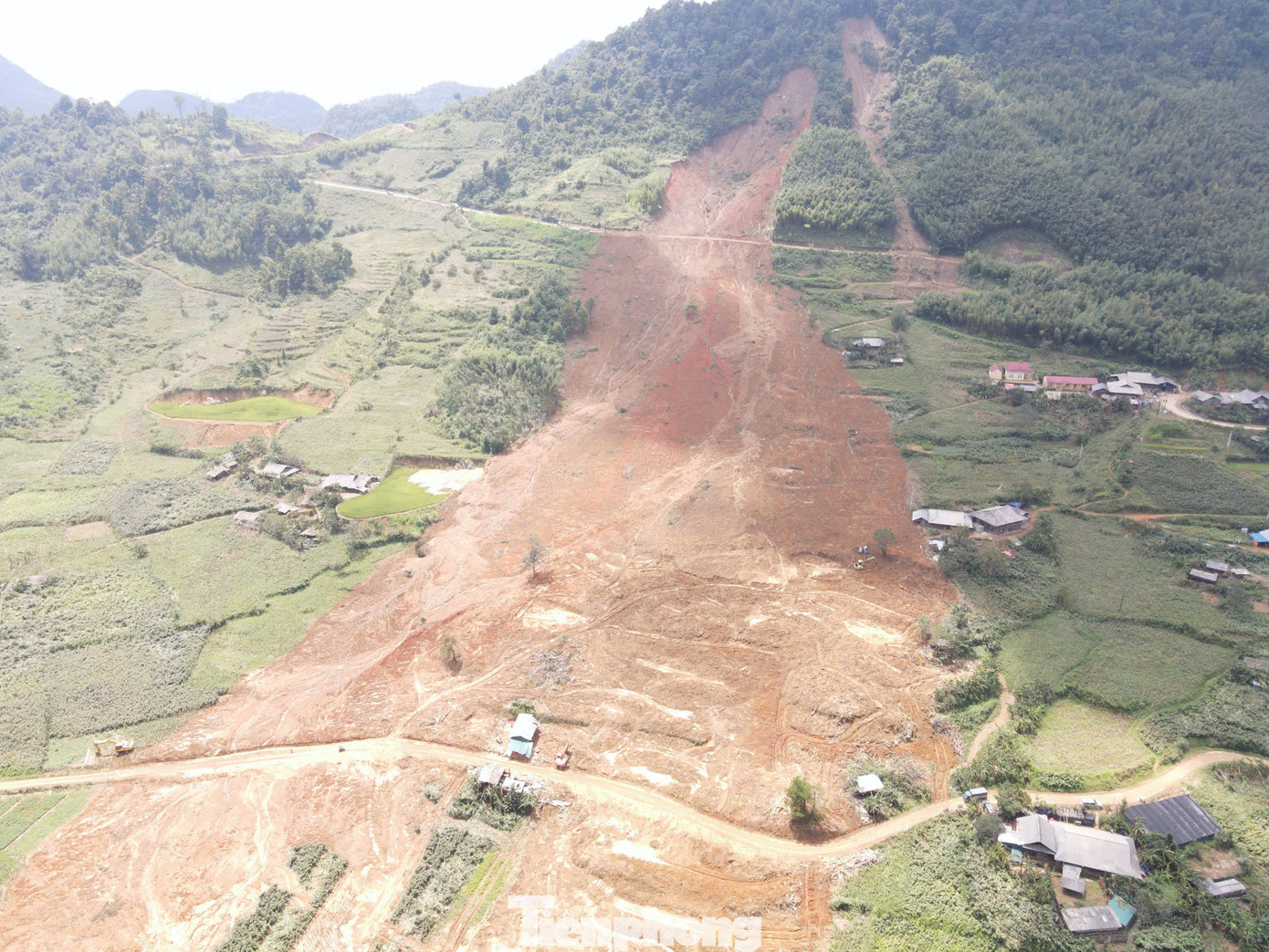 Phía dưới là nơi sinh sống của các hộ dân xóm Lũng Lỳ. Trong phút chốc, hàng chục nghìn khối đất đá từ vụ sạt lở đã cuốn lấp 6 ngôi nhà làm 9 người bị vùi lấp tử vong.