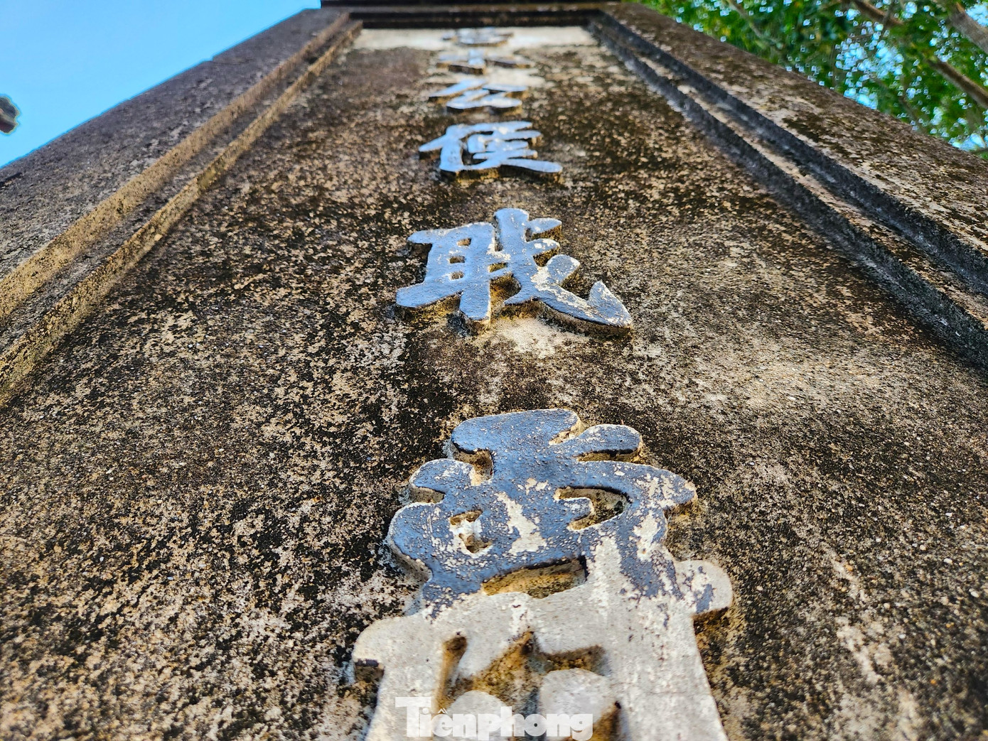 Những mái ngói phủ đầy rêu, những dòng chữ, những hình tượng được điêu khắc mang vẻ cổ kính.