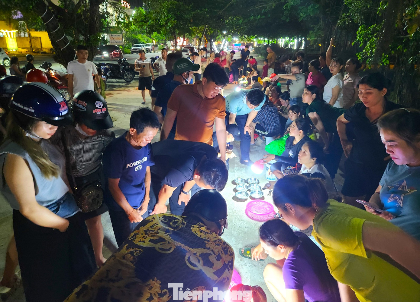 Phiên chợ độc đáo này họp cả tuần từ khung giờ khoảng 20h đến 24h đêm hàng ngày, nhưng có lẽ nhộn nhịp và tấp nập nhất là vào khoảng 21h30 đến 23h.