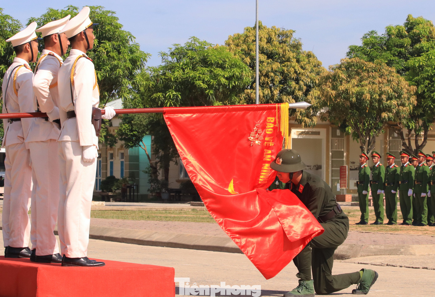 Chiến sỹ thực hiện lễ tuyên thệ và hôn lá cờ Tổ quốc.