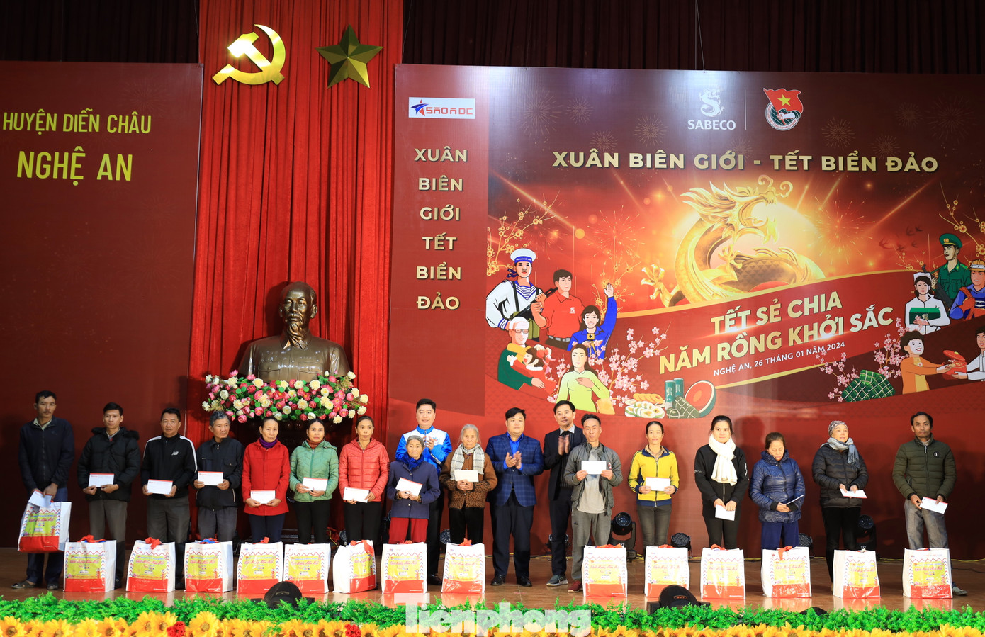 Mỗi suất quà Tết trao tặng cho người dân trị giá 700 nghìn đồng gồm lì xì 300 nghìn đồng tiền mặt và các quà trị giá 400 nghìn đồng là những nhu yếu phẩm ngày Tết.