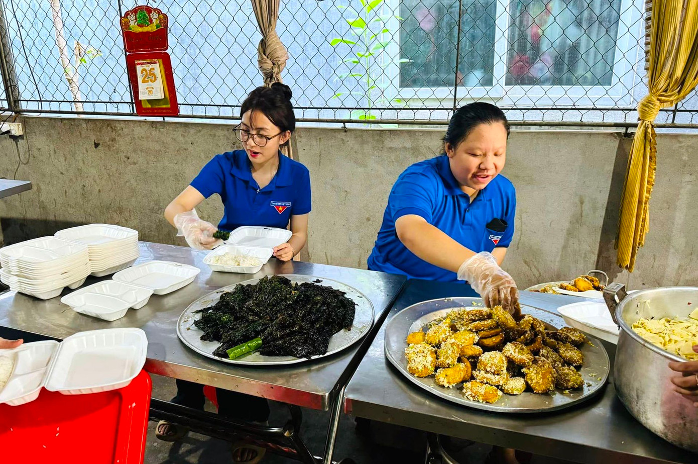Sau khi chuẩn bị đầy đủ các nguyên liệu, các đoàn viên thanh niên, cán bộ công an đã tự tay nấu những món ăn đầy đủ chất dinh dưỡng nhất cho các em học sinh. Sau khi chuẩn bị đầy đủ các nguyên liệu, các đoàn viên thanh niên, cán bộ công an đã tự tay nấu những món ăn đầy đủ chất dinh dưỡng nhất cho các em học sinh.