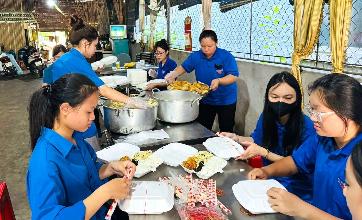 Tại huyện miền núi Tương Dương (Nghệ An), hai ngày qua các đoàn viên thanh niên của huyện đã tổ chức đi chợ, nấu hơn 550 suất cơm để phát miễn phí đến các thí sinh trên địa bàn huyện. Tại huyện miền núi Tương Dương (Nghệ An), hai ngày qua các đoàn viên thanh niên của huyện đã tổ chức đi chợ, nấu hơn 550 suất cơm để phát miễn phí đến các thí sinh trên địa bàn huyện.