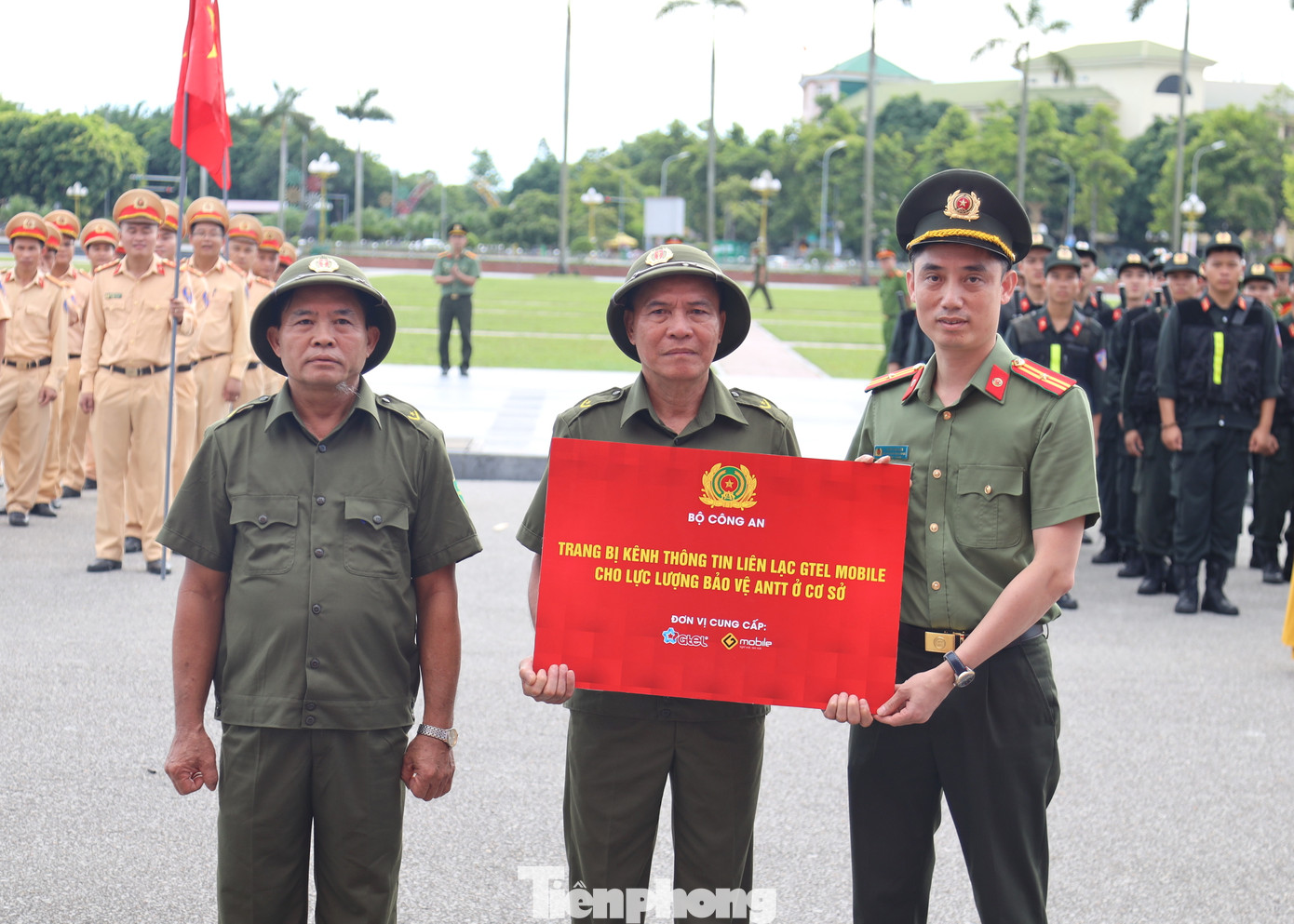 Trao biển tượng trưng trang bị kênh thông tin liên lạc GTel Mobile cho lực lượng bảo vệ an ninh trật tự cơ sở. Trao biển tượng trưng trang bị kênh thông tin liên lạc GTel Mobile cho lực lượng bảo vệ an ninh trật tự cơ sở.