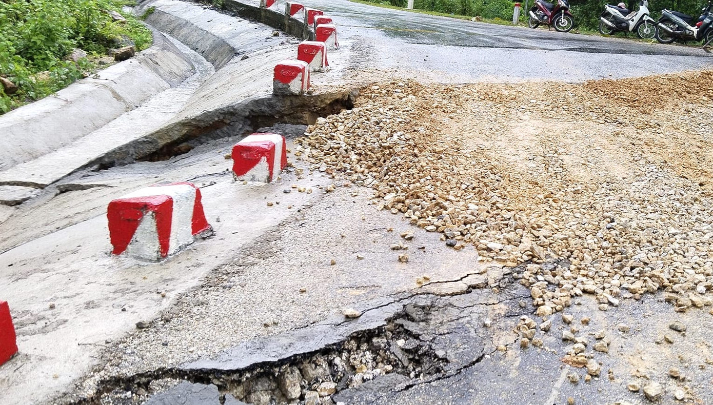 Trong sáng 15/7, nền đường chỉ sụt lún, đứt gãy sâu khoảng 30m. Tuy nhiên thời tiết mưa kéo dài khiến mặt đường khu vực này tiếp tục sụt lún sâu. Trong sáng 15/7, nền đường chỉ sụt lún, đứt gãy sâu khoảng 30m. Tuy nhiên thời tiết mưa kéo dài khiến mặt đường khu vực này tiếp tục sụt lún sâu.