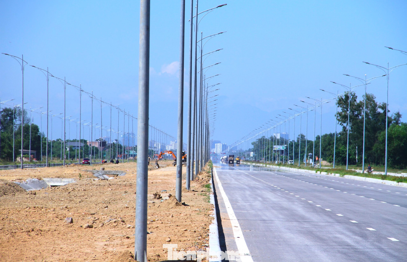 Hệ thống đèn tín hiệu giao thông, biển cảnh báo, cột điện chiếu sáng đều đã được lắp đặt hoàn thiện.