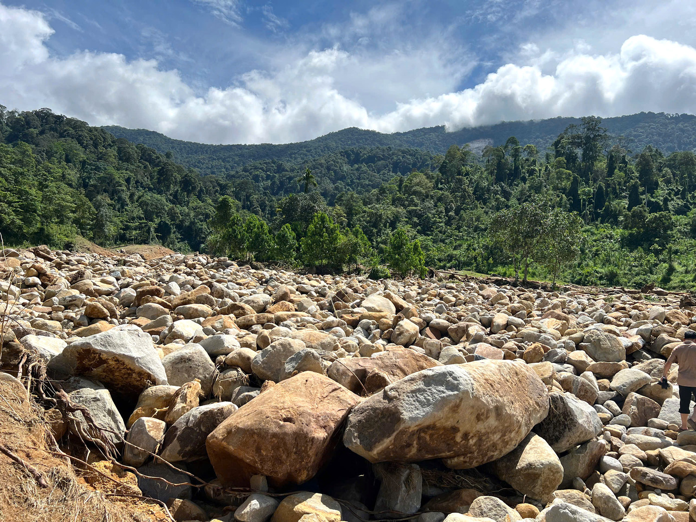 Lượng lớn đất đá bị lũ quét cuốn từ thượng nguồn đổ xuống hạ lưu khe Pùng.
