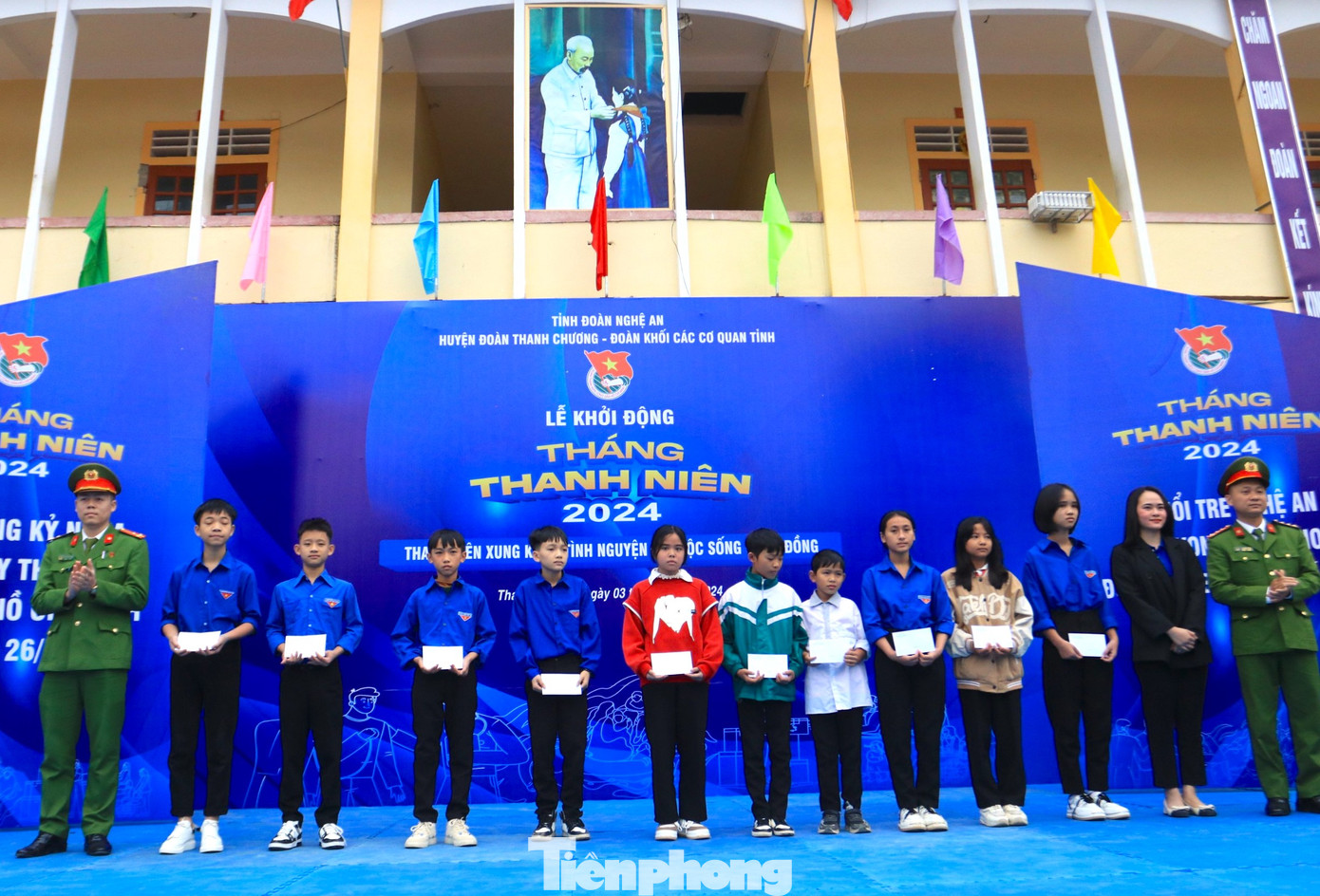 Đoàn cơ sở Trại giam số 6 trao tặng 10 suất học bổng cho 10 em học sinh có hoàn cảnh khó khăn; trao tặng sân chơi cho Tổng đội Thanh niên xung phong 5; tặng dụng cụ thể thao cho Đồn Biên phòng Cửa khẩu Thanh Thủy; trao tặng biển tượng trưng hỗ trợ xây dựng nhà ở cho gia đình có hoàn cảnh khó khăn tại xã Ngọc Lâm, Phong Thịnh (Thanh Chương). Đoàn cơ sở Trại giam số 6 trao tặng 10 suất học bổng cho 10 em học sinh có hoàn cảnh khó khăn; trao tặng sân chơi cho Tổng đội Thanh niên xung phong 5; tặng dụng cụ thể thao cho Đồn Biên phòng Cửa khẩu Thanh Thủy; trao tặng biển tượng trưng hỗ trợ xây dựng nhà ở cho gia đình có hoàn cảnh khó khăn tại xã Ngọc Lâm, Phong Thịnh (Thanh Chương).