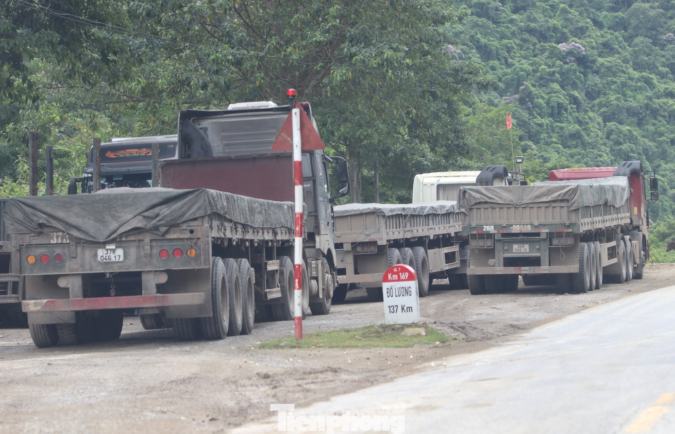 Hàng loạt xe chở đầy quặng vô tư dừng đỗ ngay km 169 quốc lộ 7.