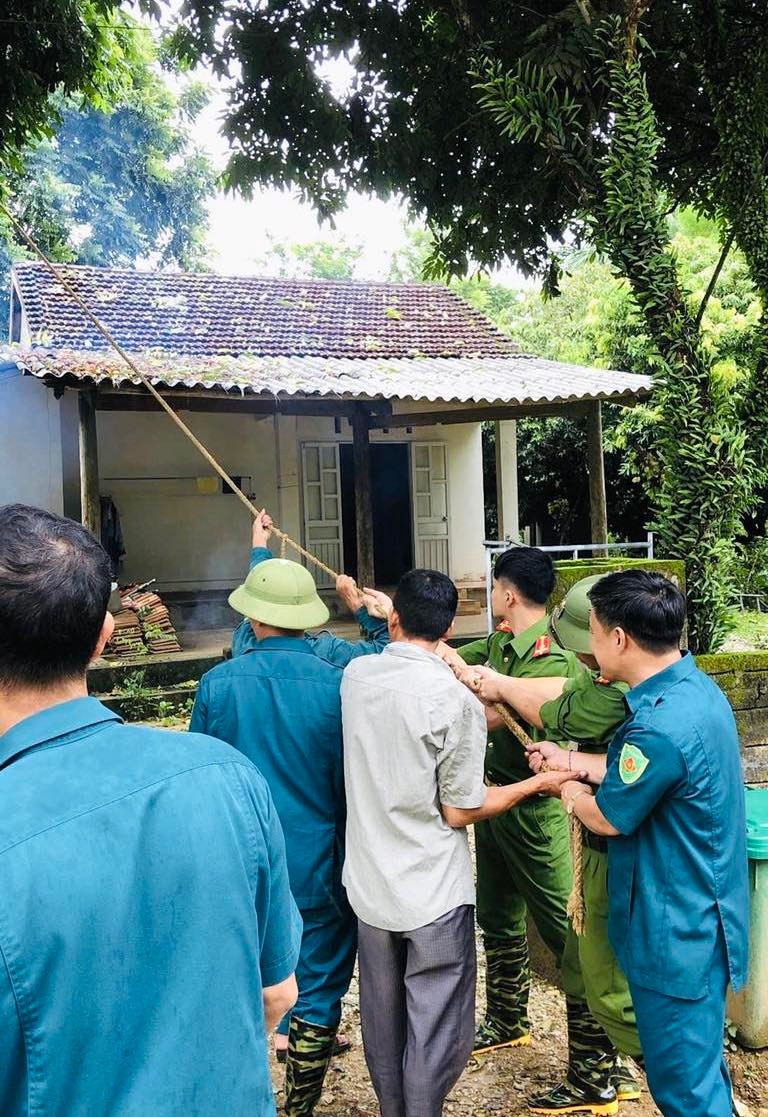 Để ứng phó với cơn bão số 3, đoàn viên thanh niên huyện Quỳ Châu đã chủ động phối hợp với lực lượng chức năng chặt những cây xanh có nguy cơ gãy đổ vào nhà dân để đảm bảo an toàn trước, trong và sau bão.