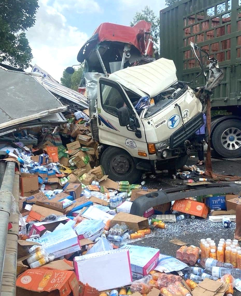 Hàng hóa từ xe tải rơi vương vãi khắp đường.