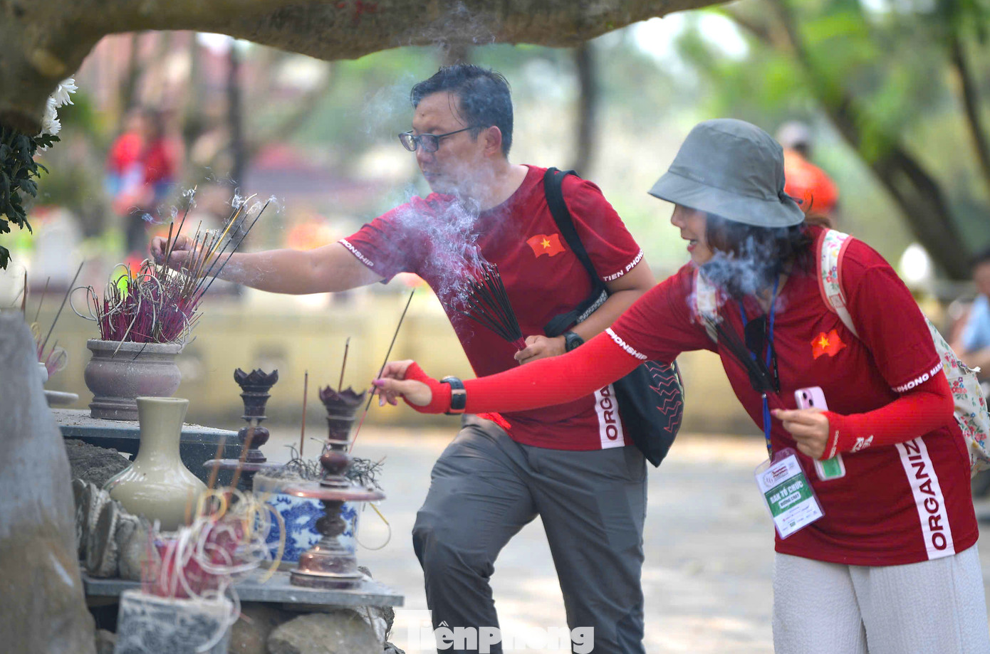 Các vận động viên dâng hương lên phần mộ các Anh hùng liệt sĩ.