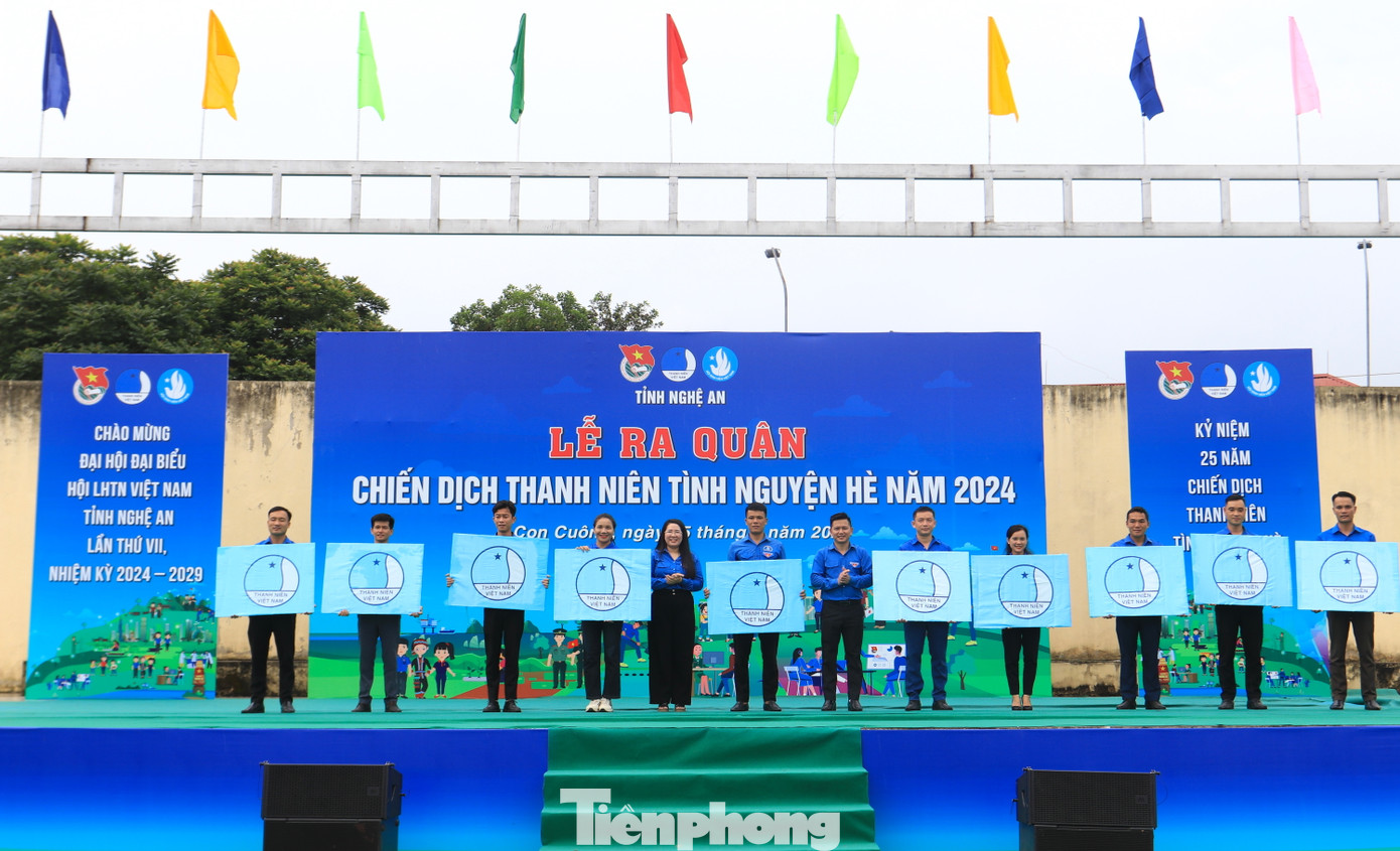 Ban tổ chức trao tặng 50 lá cờ Hội Liên hiệp thanh niên cho các cơ sở Hội trên địa bàn huyện Con Cuông. Ban Thanh niên Công an tỉnh Nghệ An đã trao tặng 20 bình chữa cháy cho các hộ gia đình tại xã Châu Khê. Ban tổ chức trao tặng 50 lá cờ Hội Liên hiệp thanh niên cho các cơ sở Hội trên địa bàn huyện Con Cuông. Ban Thanh niên Công an tỉnh Nghệ An đã trao tặng 20 bình chữa cháy cho các hộ gia đình tại xã Châu Khê.