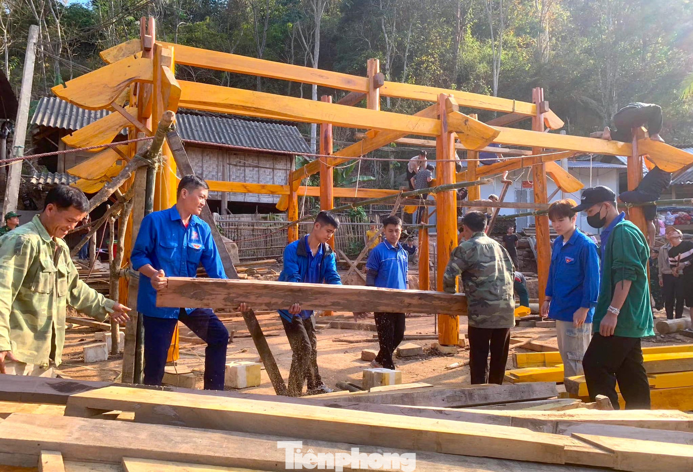 Các đoàn viên, thanh niên cùng lực lượng chức năng dựng khung nhà, lợp mái, vận chuyển vật liệu, góp phần đẩy nhanh tiến độ thi công, giúp các hộ dân sớm có nơi ở ổn định.