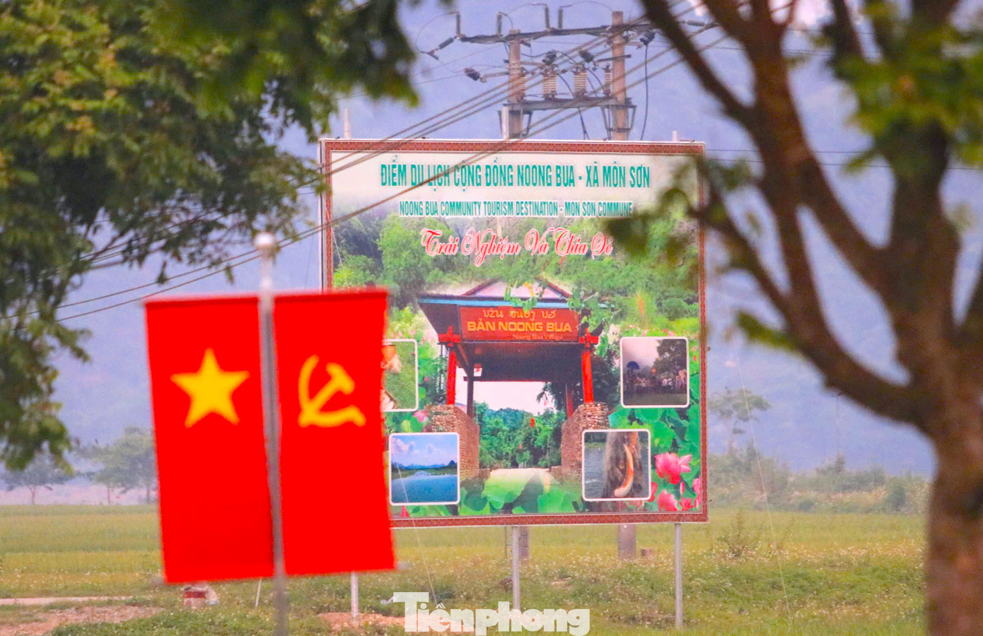 Những bản làng xã Môn Sơn rực rỡ hơn trong lá cờ Tổ quốc, cờ Đảng.