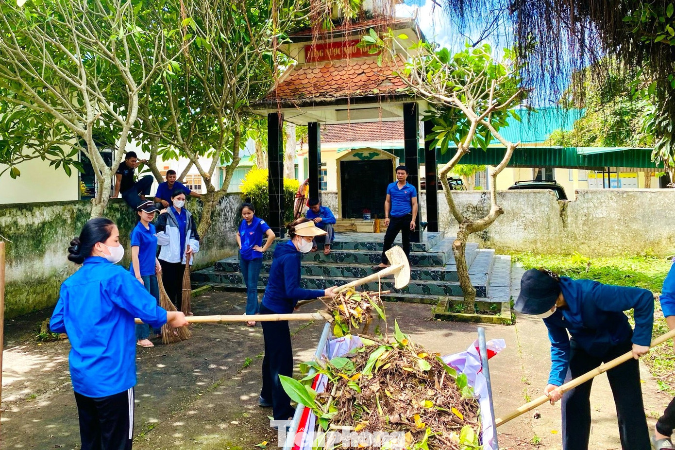 Tại các nghĩa trang, đài tưởng niệm anh hùng liệt sĩ, các đoàn viên thanh niên huyện Con Cuông đã tiến hành vệ sinh dọn dẹp, phát quang cây bụi tạo cảnh quan sạch đẹp cho khuôn viên.