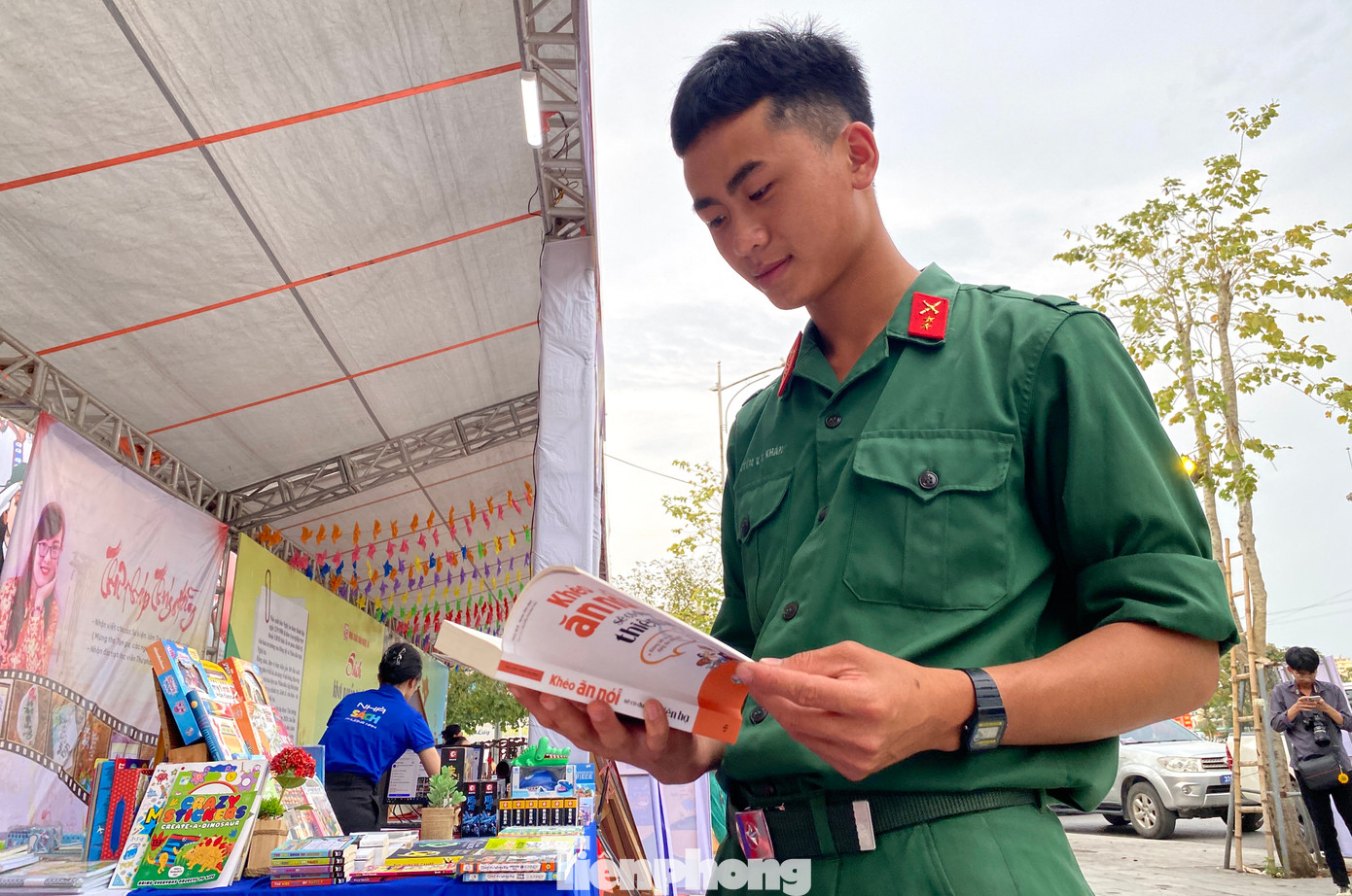 Các chiến sĩ Lữ Đoàn 283 thích thú khi tham gia ngày hội Ngày Sách và Văn hóa đọc Việt Nam.