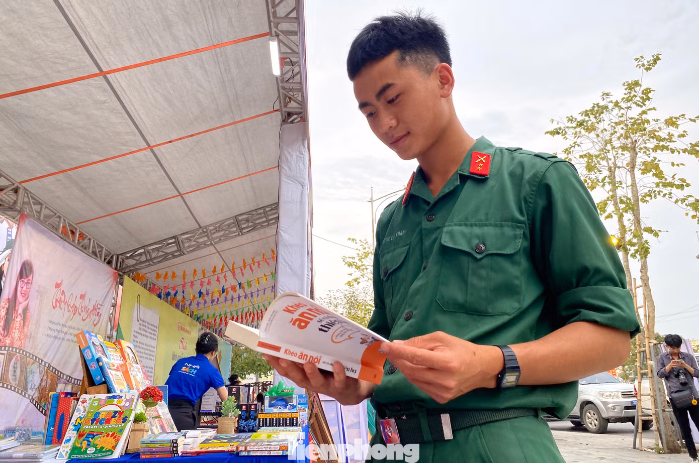Các chiến sĩ Lữ Đoàn 283 thích thú khi tham gia ngày hội Ngày Sách và Văn hóa đọc Việt Nam.