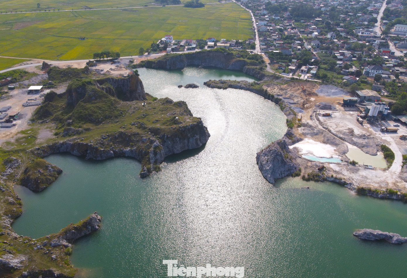 Trao đổi với PV, ông Nguyễn Đình Hanh - Chủ tịch phường Quỳnh Xuân cho biết, khu vực mỏ đá Lèn Chùa rộng khoảng 30ha, hồ nước bên trong sâu cả chục mét. Sau khi 2 công ty bị yêu cầu đóng cửa, mỏ chỉ thực hiện việc trồng cây và làm hàng rào ngăn cách. Thời gian qua chính quyền phường đang thuê 1 người bảo vệ để canh không cho người vào khu vực mỏ. Hiện chính quyền địa phương đang đề xuất xin cấp trên được kêu gọi nhà đầu tư vào để phát triển khu du lịch. Từ đó đưa vào quản lý để đảm bảo an toàn.