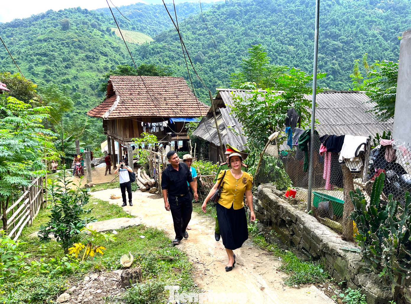 Tại bản Đỉnh Sơn 1, Đỉnh Sơn 2 và Huồi Thợ của xã Hữu Kiệm là các bản “nóng” về tình trạng mua bán người, mua bán bào thai nên luôn được quan tâm đặc biệt.