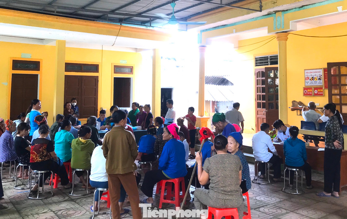 Tại huyện Quỳ Châu (Nghệ An), Ban Thường vụ Huyện Đoàn, Câu lạc bộ Thầy thuốc trẻ huyện Quỳ Châu đã phối hợp với Bệnh viện đa khoa Cửa Đông tổ chức khám, tư vấn và phát thuốc miễn phí cho hơn 300 người là người có công với cách mạng, người dân có hoàn cảnh khó khăn trên địa bàn.