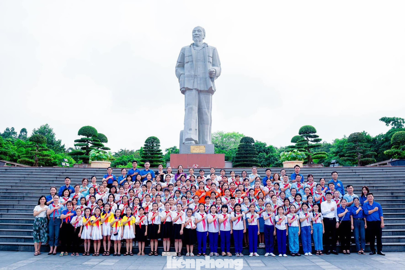 Trước đó vào chiều 3/5, đoàn các thí sinh đã tham dự Lễ dâng hương dâng hoa tại Quảng trường Hồ Chí Minh. Trước đó vào chiều 3/5, đoàn các thí sinh đã tham dự Lễ dâng hương dâng hoa tại Quảng trường Hồ Chí Minh.