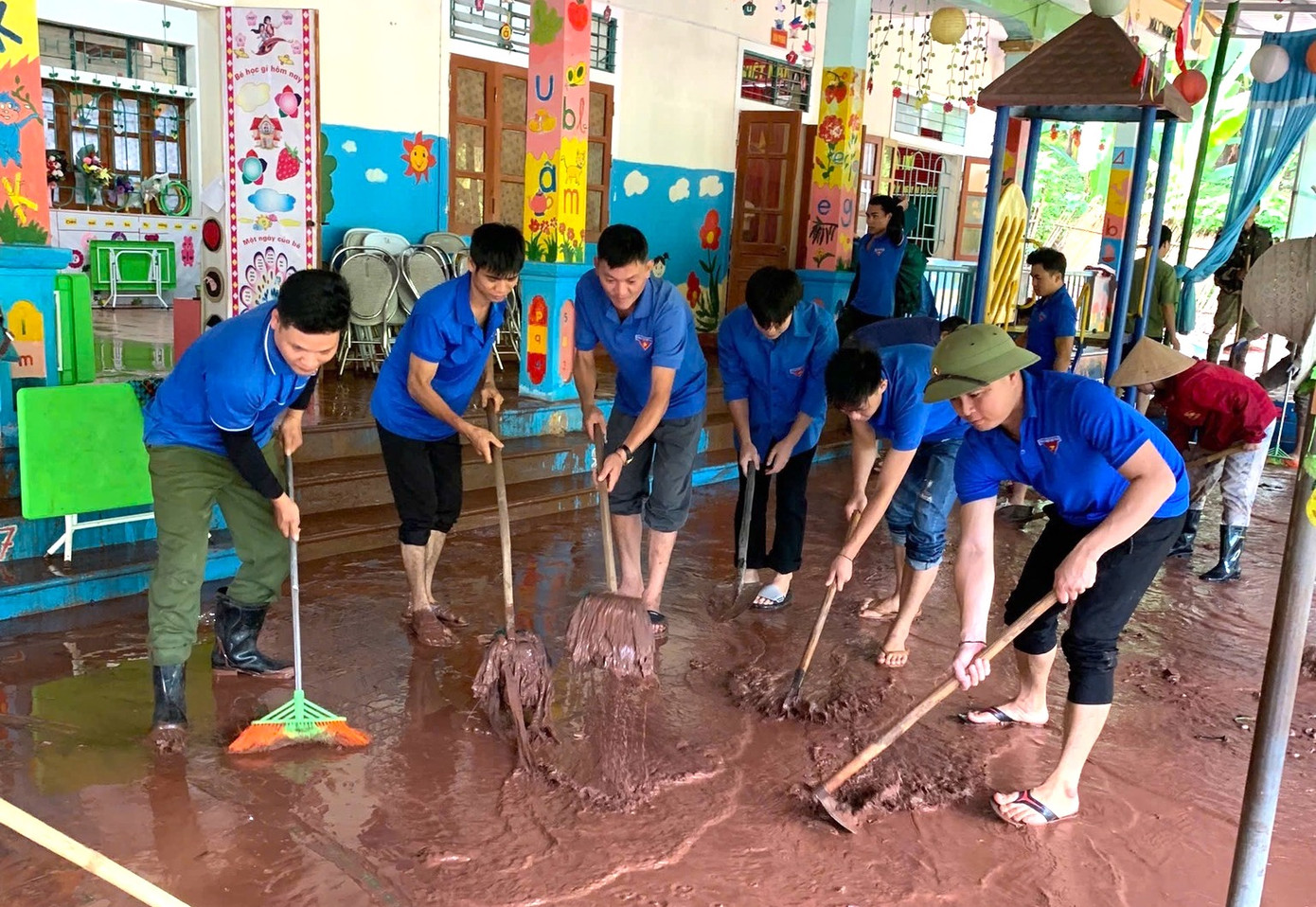 Tại xã Mỹ Lý (huyện Kỳ Sơn, Nghệ An), đợt mưa cuối tháng 8 đã khiến trường mầm non Mỹ Lý 1 bị đất đá tràn vào khuôn viên trường học. Trước tình trạng trên, tuổi trẻ xã Mỹ Lý đã nhanh chóng huy động lực lượng đoàn viên thanh niên, cùng với các cán bộ, chiến sĩ và người dân địa phương đến trường hỗ trợ khắc phục hậu quả. Tại xã Mỹ Lý (huyện Kỳ Sơn, Nghệ An), đợt mưa cuối tháng 8 đã khiến trường mầm non Mỹ Lý 1 bị đất đá tràn vào khuôn viên trường học. Trước tình trạng trên, tuổi trẻ xã Mỹ Lý đã nhanh chóng huy động lực lượng đoàn viên thanh niên, cùng với các cán bộ, chiến sĩ và người dân địa phương đến trường hỗ trợ khắc phục hậu quả.