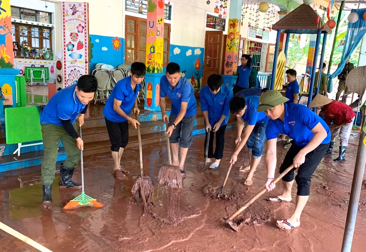 Tại xã Mỹ Lý (huyện Kỳ Sơn, Nghệ An), đợt mưa cuối tháng 8 đã khiến trường mầm non Mỹ Lý 1 bị đất đá tràn vào khuôn viên trường học. Trước tình trạng trên, tuổi trẻ xã Mỹ Lý đã nhanh chóng huy động lực lượng đoàn viên thanh niên, cùng với các cán bộ, chiến sĩ và người dân địa phương đến trường hỗ trợ khắc phục hậu quả.