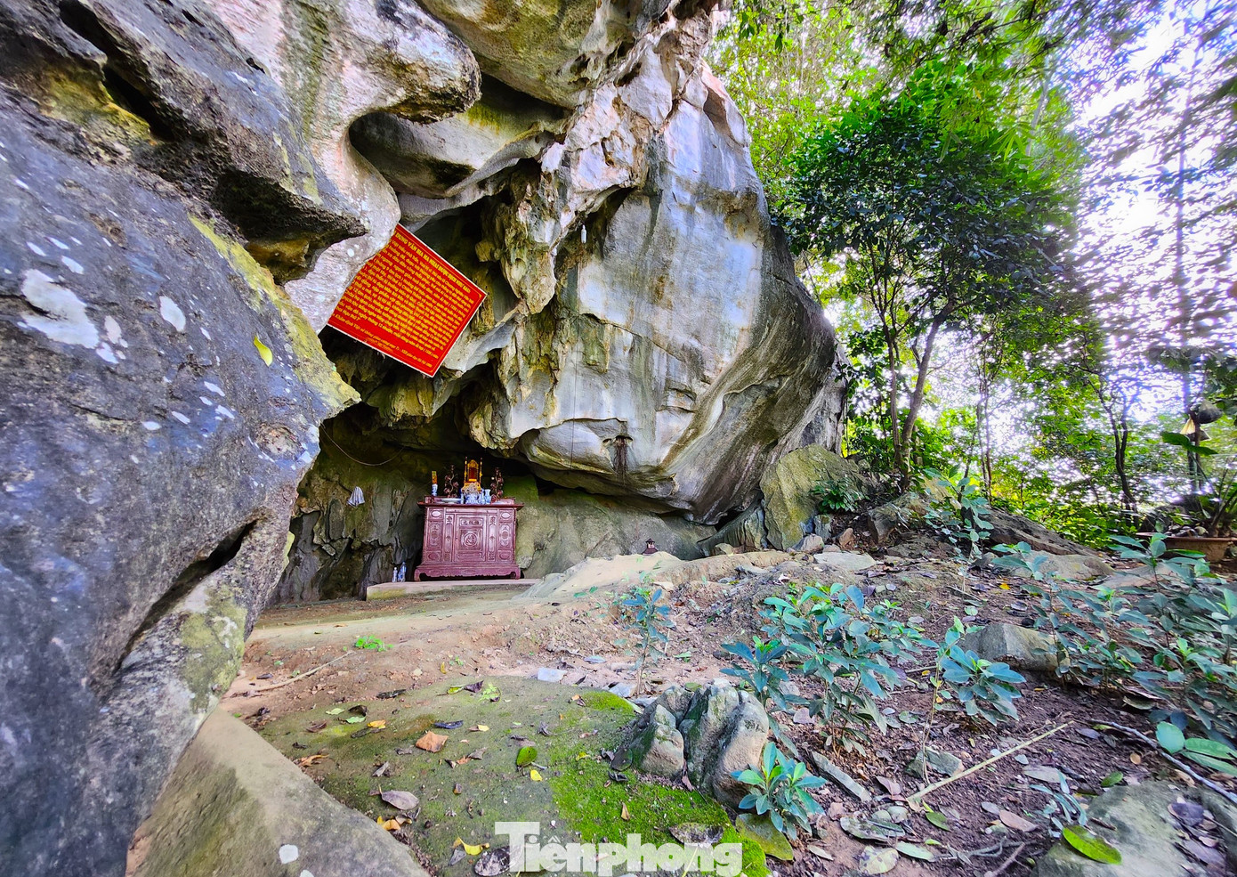 Theo sử sách ghi chép, tấm bia do Hoàng giáp Nguyễn Trung Ngạn biên soạn và trực tiếp khắc lên vách núi đá. Tấm bia nhằm kỷ niệm chiến công của Thái Thượng hoàng Trần Minh Tông (1300-1357) chống giặc Ai Lao.