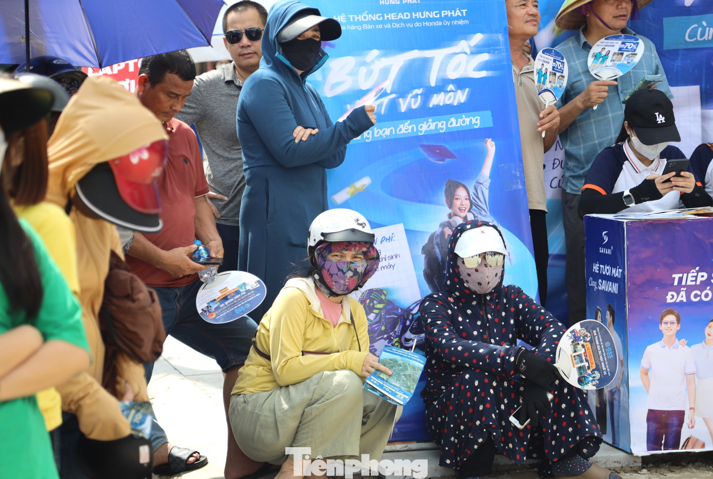 Khi các sĩ tử đã bước vào phòng thi, cánh cổng trường đóng lại nhưng nhiều phụ huynh vẫn nán lại ngồi đợi trước điểm thi với tâm trạng hồi hộp, lo lắng.