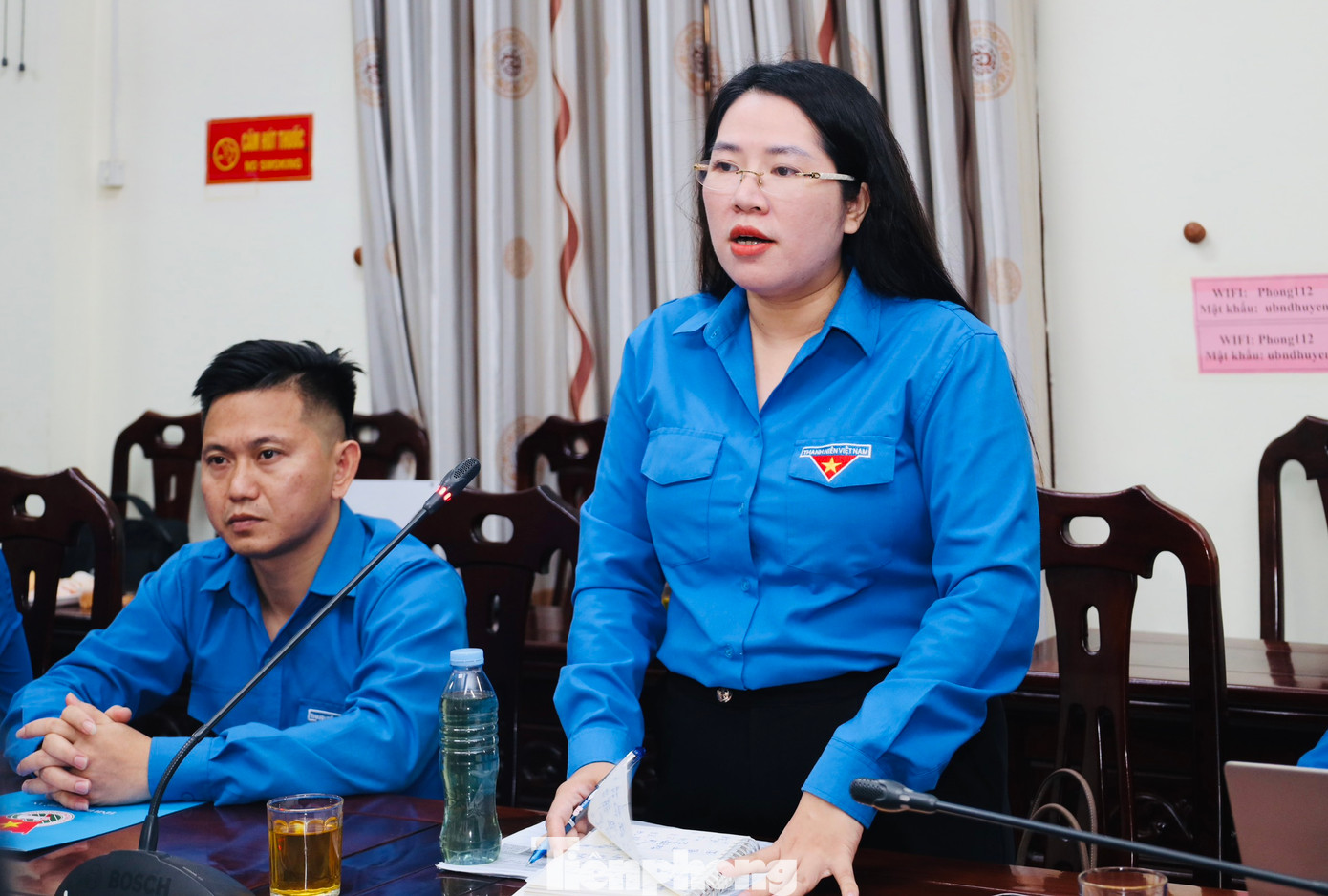 Chị Nguyễn Thị Phương Thúy - Phó Bí thư Thường trực phụ trách Tỉnh Đoàn Nghệ An báo cáo công việc và tiến độ các đội hình thanh niên tình nguyện xung kích hỗ trợ thi công dự án.