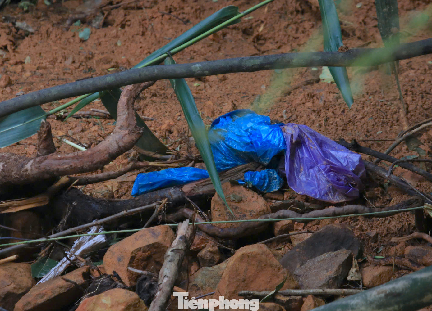 Dọc bờ suối, những tài sản, quần áo, ủng của các nạn nhân trong vụ sạt lở bị mắc lại trong bụi cây bờ cỏ.