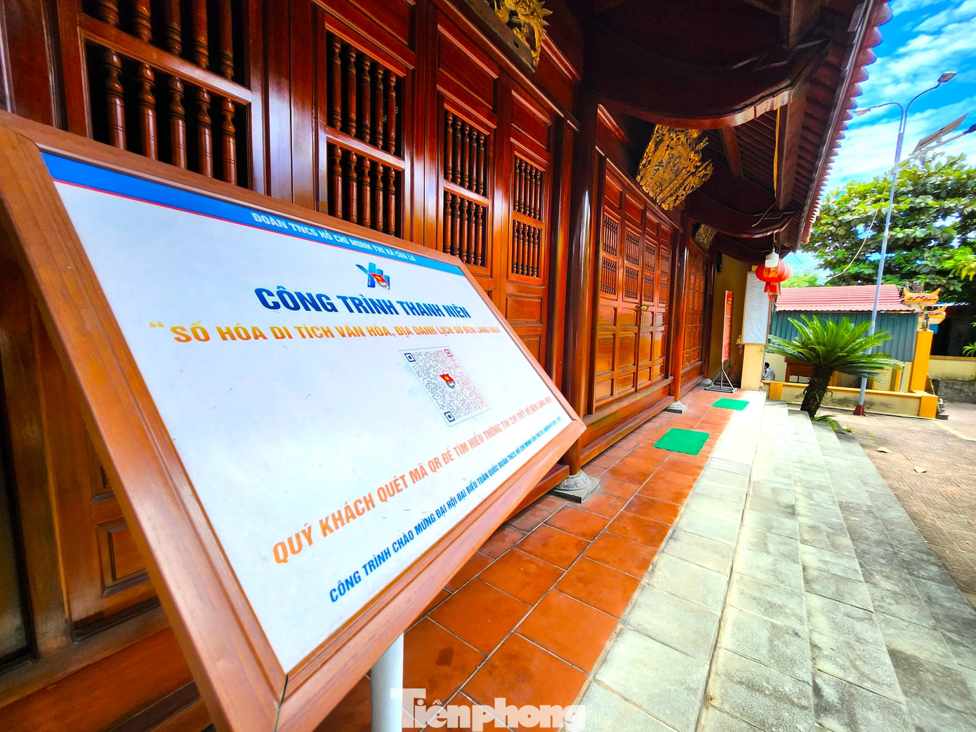 Khi dịch bệnh được dập tắt, vị thần y cũng biến mất mà không để lại danh tính. Để tri ân, tưởng nhớ vị thần y đã có công cứu giúp người dân qua khỏi dịch bệnh, nhân dân nơi đây đã lập đền tôn vị thần y là thần Bản cảnh Thành hoàng của làng mình và dựng đền Làng Hiếu để thờ phụng. Khi dịch bệnh được dập tắt, vị thần y cũng biến mất mà không để lại danh tính. Để tri ân, tưởng nhớ vị thần y đã có công cứu giúp người dân qua khỏi dịch bệnh, nhân dân nơi đây đã lập đền tôn vị thần y là thần Bản cảnh Thành hoàng của làng mình và dựng đền Làng Hiếu để thờ phụng.