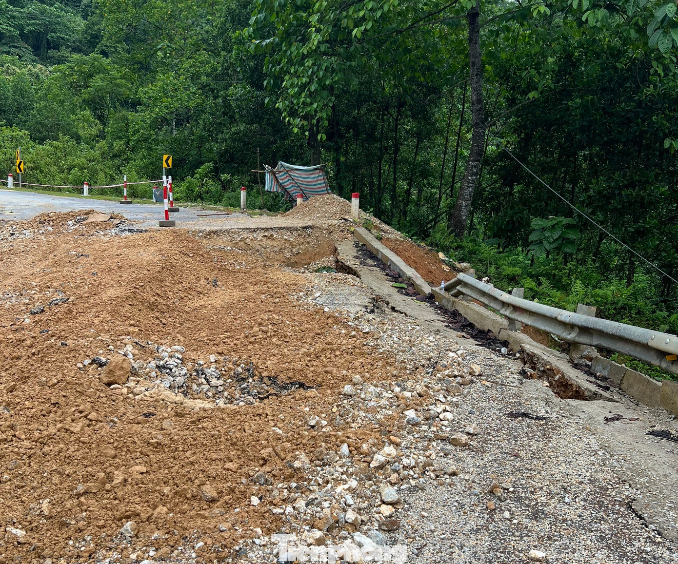 Khu vực sạt lở trên quốc lộ 16 đoạn qua Dốc Chuối có điểm sâu hơn 1,3m.