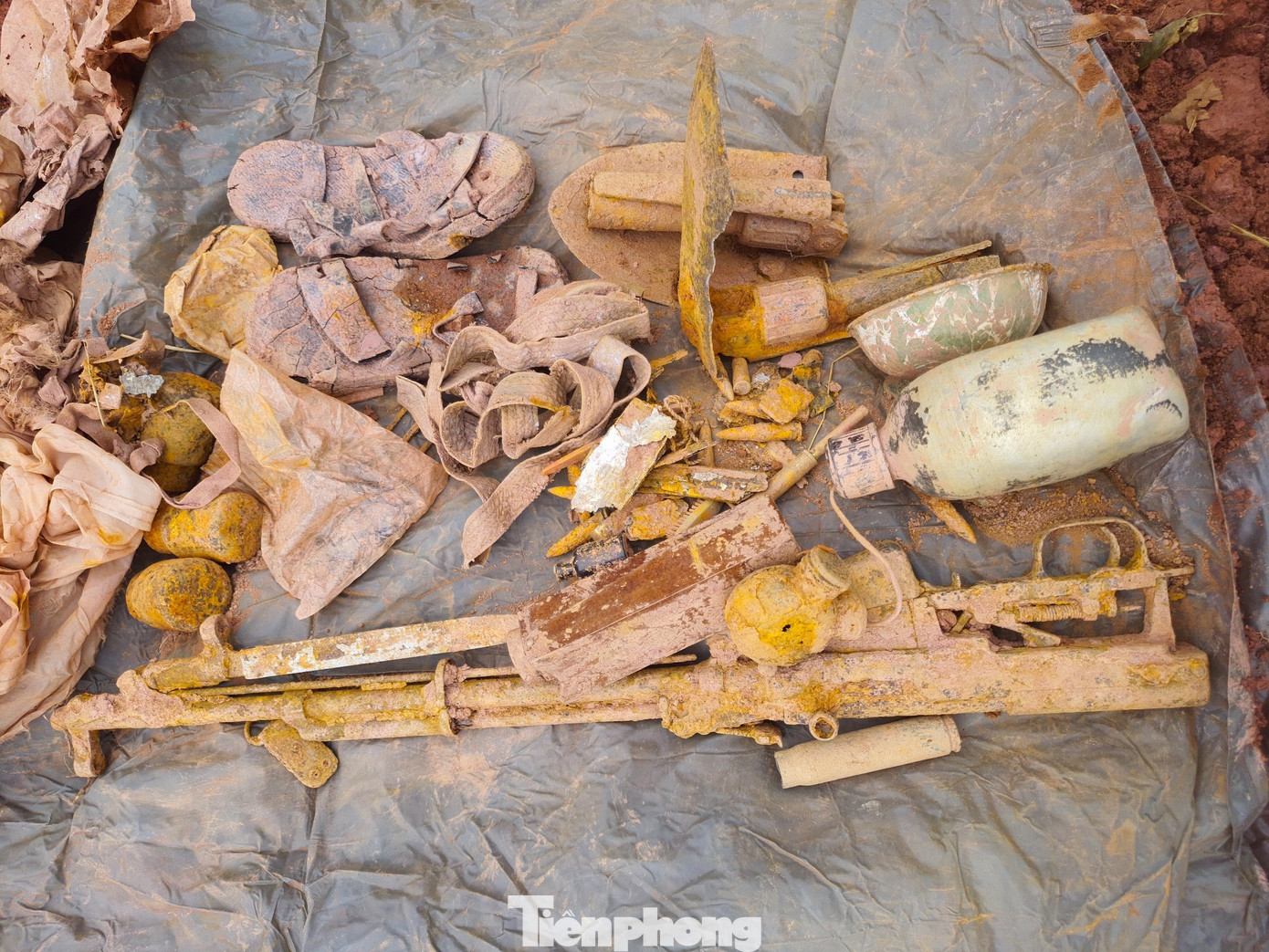 "Chỉ có một số ít liệt sĩ được xác định rõ tên tuổi, quê quán và đưa về với gia đình nhờ những mẫu giấy ghi tên tuổi đặt trong các lọ thuốc hoặc thông tin khắc trên một miếng nhôm chôn cùng lúc hy sinh", Trung tá Ngô Huy Kiệm chia sẻ. "Chỉ có một số ít liệt sĩ được xác định rõ tên tuổi, quê quán và đưa về với gia đình nhờ những mẫu giấy ghi tên tuổi đặt trong các lọ thuốc hoặc thông tin khắc trên một miếng nhôm chôn cùng lúc hy sinh", Trung tá Ngô Huy Kiệm chia sẻ.