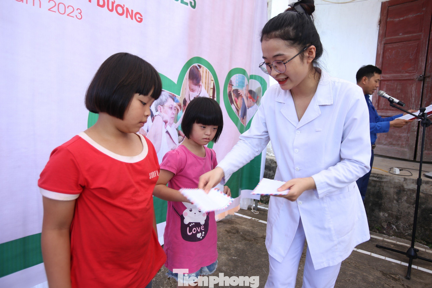 Tại chương trình, Ban tổ chức đã trao tặng 20 suất quà cho 20 hộ gia đình và các em học sinh thuộc diện khó khăn trên địa bàn xã Thanh Lâm.