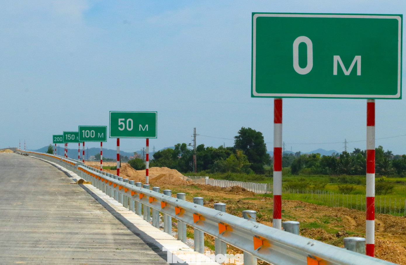 Các biển báo, đèn tín hiệu, đèn chiếu sáng, biển khoảng cách, hộ lan... trên tuyến cao tốc này đều đã được hoàn thiện, đảm bảo cho các phương tiện giao thông đi lại.