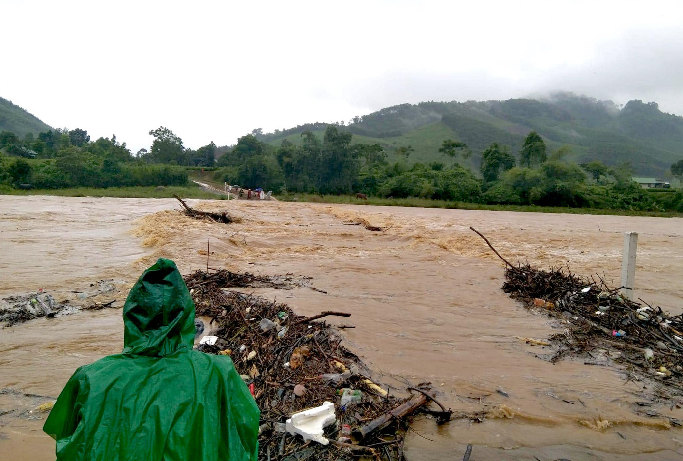 Cầu tràn xã Hạnh Lâm (Thanh Chương, Nghệ An) bị ngập sâu trong nước lũ. (Ảnh: Nguyễn Thiện).
