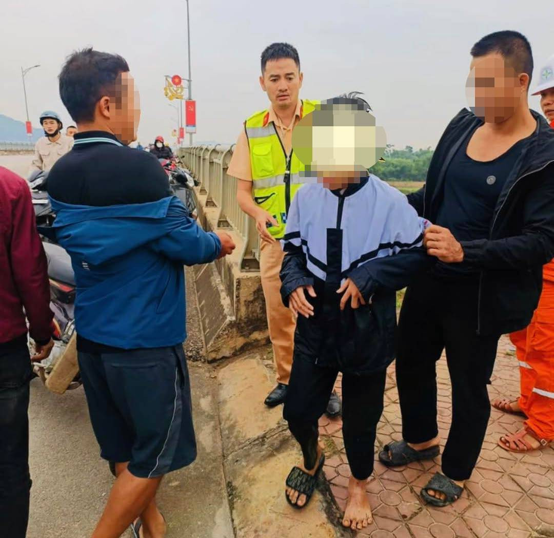 Sau khi nạn nhân ổn định tinh thần, lực lượng chức năng đã xác minh và đưa về bàn giao cho gia đình chăm sóc, quản lý.