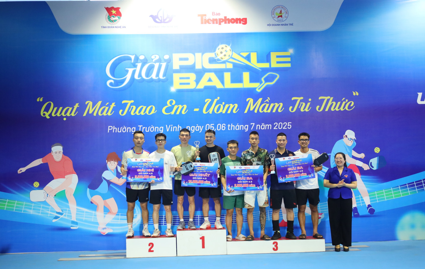 Chị Nguyễn Thị Phương Thúy - Ủy viên Ban Chấp hành T.Ư Đoàn, Phó Chủ tịch Uỷ ban Mặt trận tổ quốc tỉnh, Bí thư Đoàn TNCS Hồ Chí Minh, Chủ tịch Hội LHTN Việt Nam tỉnh Nghệ An trao giải cho các đội thi ở trình 4.8. Chị Nguyễn Thị Phương Thúy - Ủy viên Ban Chấp hành T.Ư Đoàn, Phó Chủ tịch Uỷ ban Mặt trận tổ quốc tỉnh, Bí thư Đoàn TNCS Hồ Chí Minh, Chủ tịch Hội LHTN Việt Nam tỉnh Nghệ An trao giải cho các đội thi ở trình 4.8.