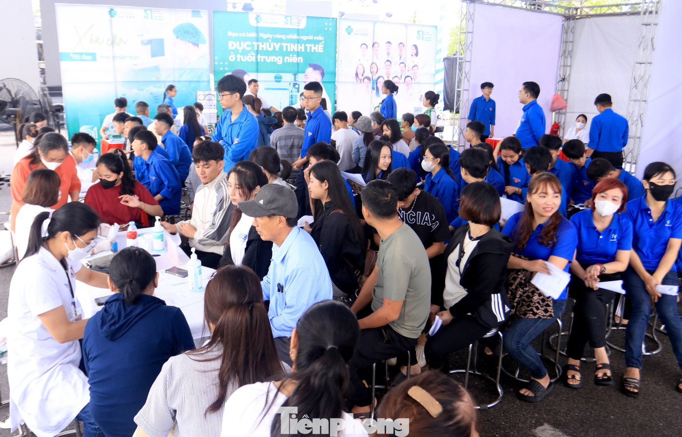 Để phục vụ việc thăm khám, phát thuốc và tư vấn sức khỏe cho thanh niên công nhân, Ban tổ chức đã bố trí hơn 50 y, bác sĩ đến từ Sở Y tế, Hội Thầy thuốc trẻ tỉnh, Bệnh viện Quân Y 4, Trung tâm Y tế huyện Hưng Nguyên, Bệnh viện Mắt Sài Gòn Nghệ An. Để phục vụ việc thăm khám, phát thuốc và tư vấn sức khỏe cho thanh niên công nhân, Ban tổ chức đã bố trí hơn 50 y, bác sĩ đến từ Sở Y tế, Hội Thầy thuốc trẻ tỉnh, Bệnh viện Quân Y 4, Trung tâm Y tế huyện Hưng Nguyên, Bệnh viện Mắt Sài Gòn Nghệ An.