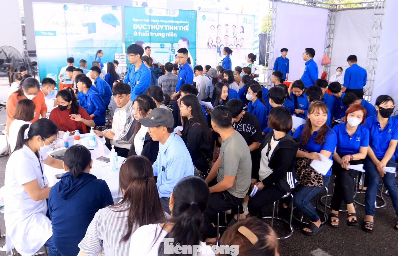 Để phục vụ việc thăm khám, phát thuốc và tư vấn sức khỏe cho thanh niên công nhân, Ban tổ chức đã bố trí hơn 50 y, bác sĩ đến từ Sở Y tế, Hội Thầy thuốc trẻ tỉnh, Bệnh viện Quân Y 4, Trung tâm Y tế huyện Hưng Nguyên, Bệnh viện Mắt Sài Gòn Nghệ An.
