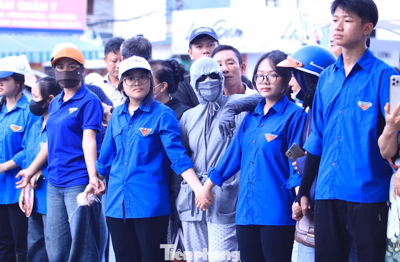 Cuối mỗi buổi thi, các đoàn viên thanh niên lại nắm chặt tay nhau dựng thành một dãy hàng rào trước cổng trường để thí sinh dễ dàng ra về.