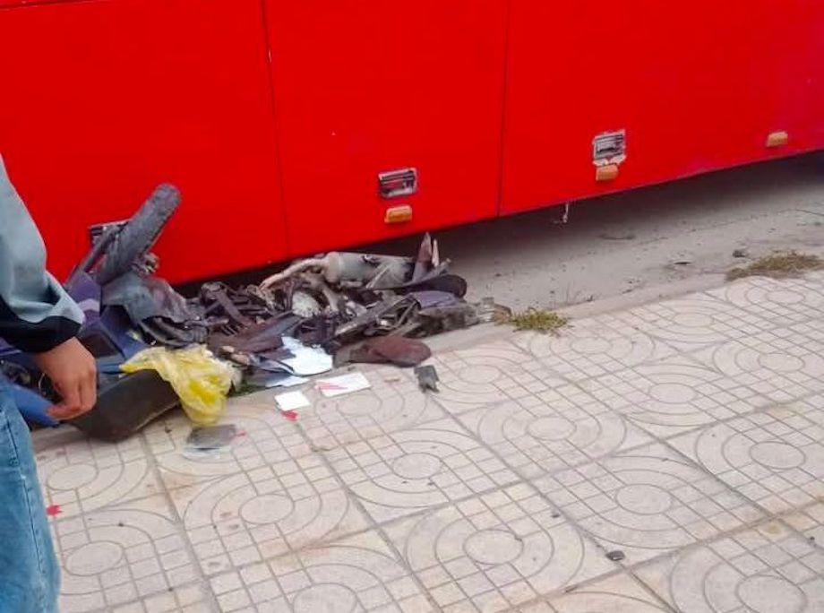 Sau vụ tai nạn, xe máy bị vò nát.